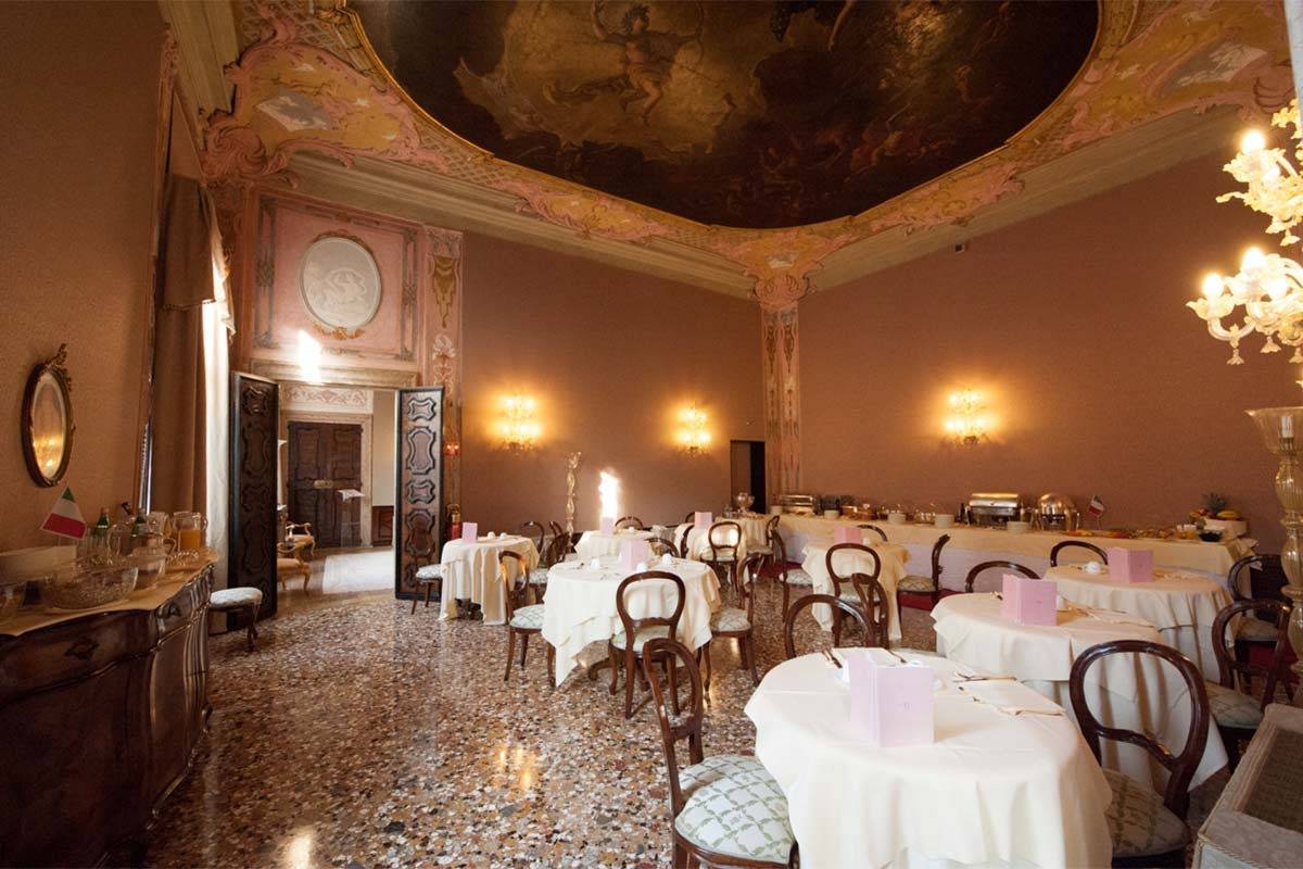 Ca' Sagredo Hotel Sala del Doge 廳內擺設餐桌