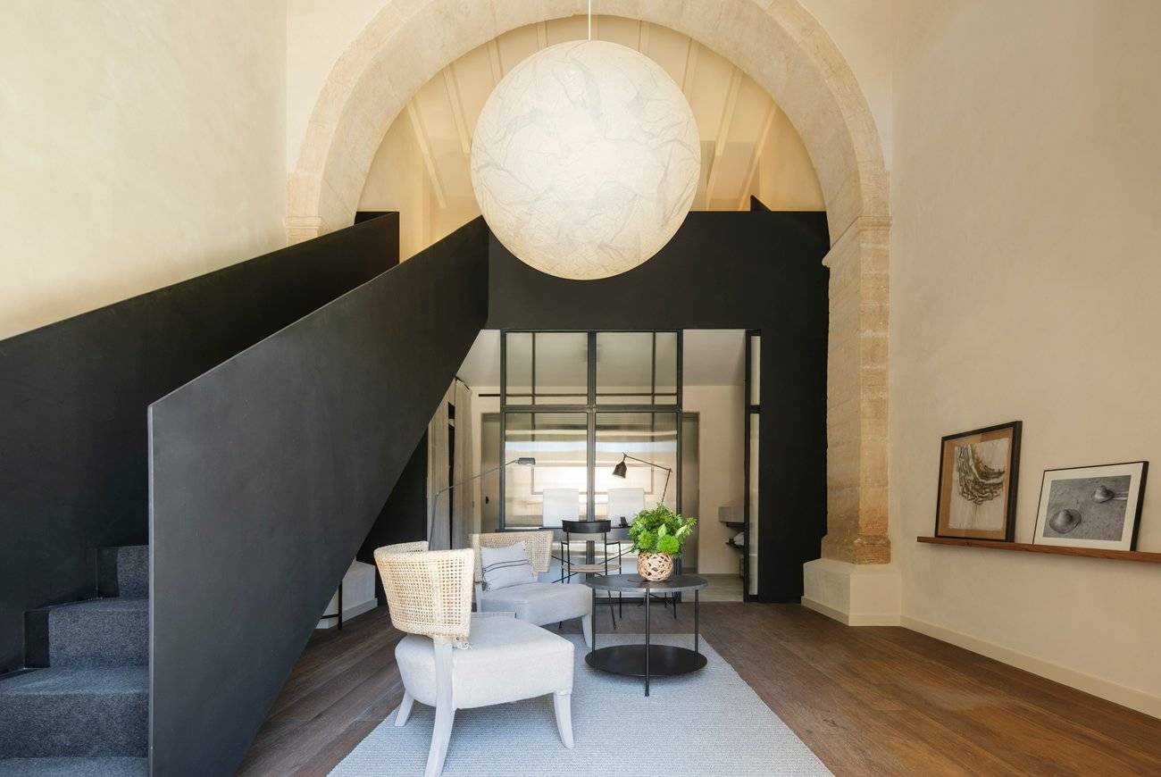 Can Ferrereta Duplex Suite 挑高起居區
