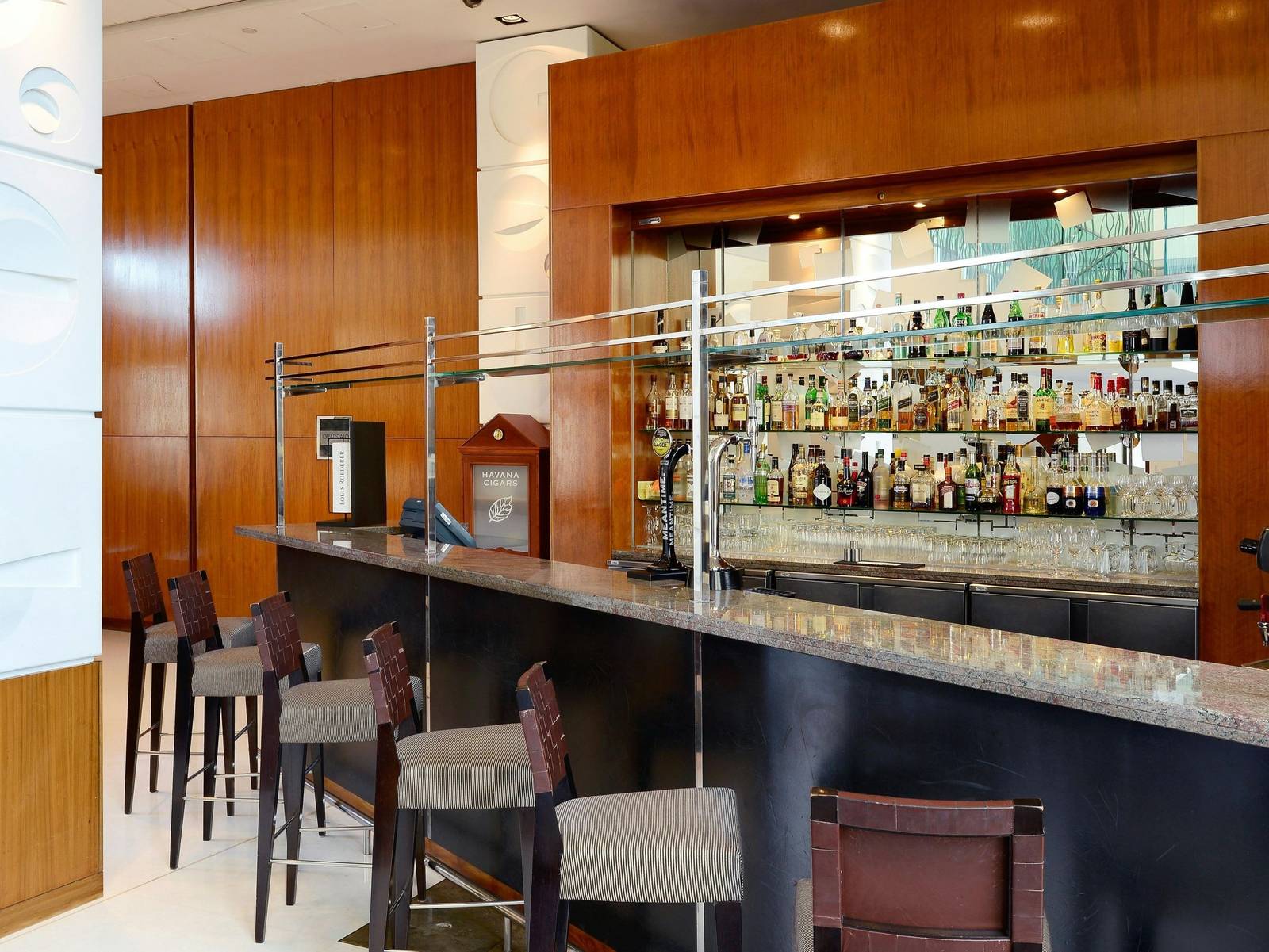 Canary Riverside Plaza Quadrato Lounge Bar 吧檯