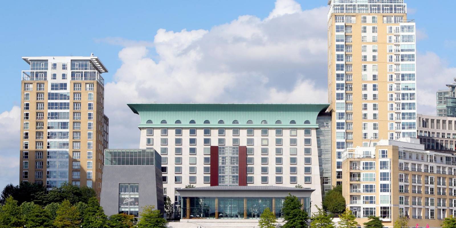 Canary Riverside Plaza 白天的酒店外觀與周邊河岸住宅