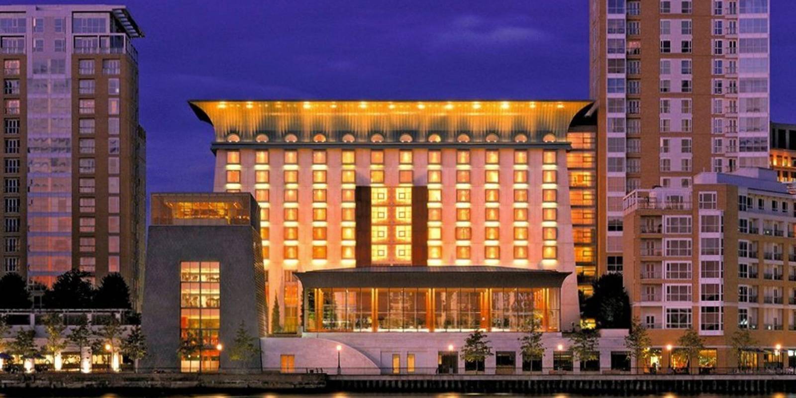 Canary Riverside Plaza 傍晚點燈的酒店外觀