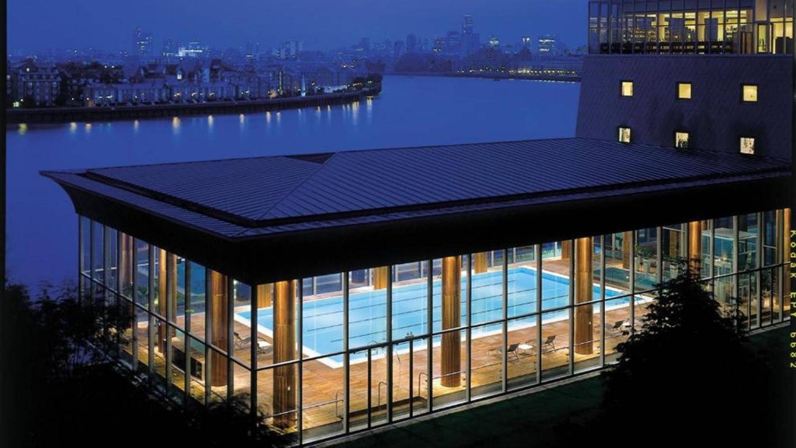 Canary Riverside Plaza 俯瞰泰晤士河的室內泳池