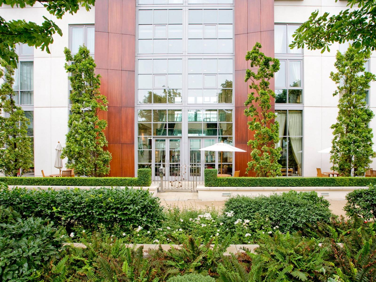 Canary Riverside Plaza 綠意環繞的花園入口