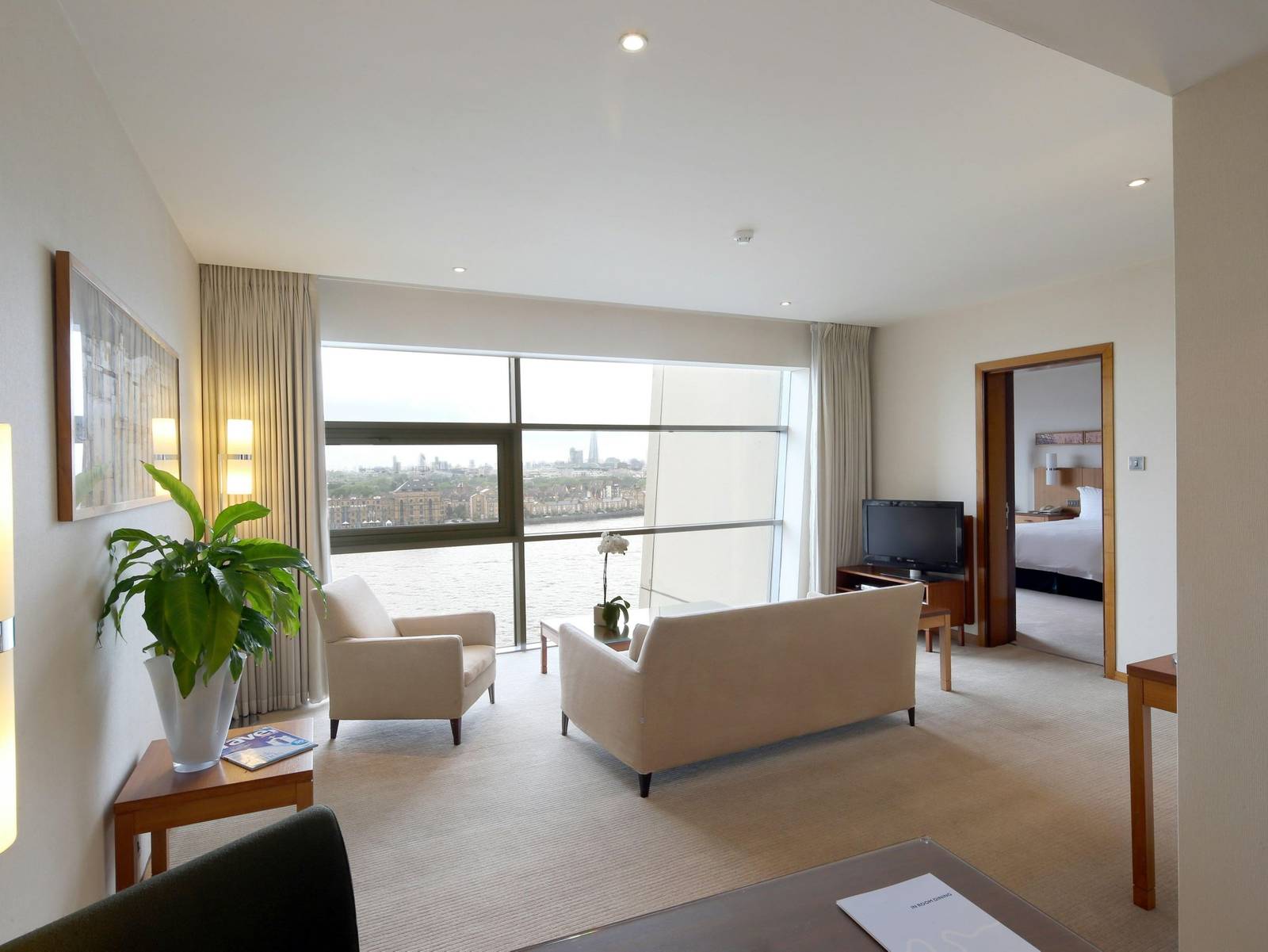 Canary Riverside Plaza 套房起居區