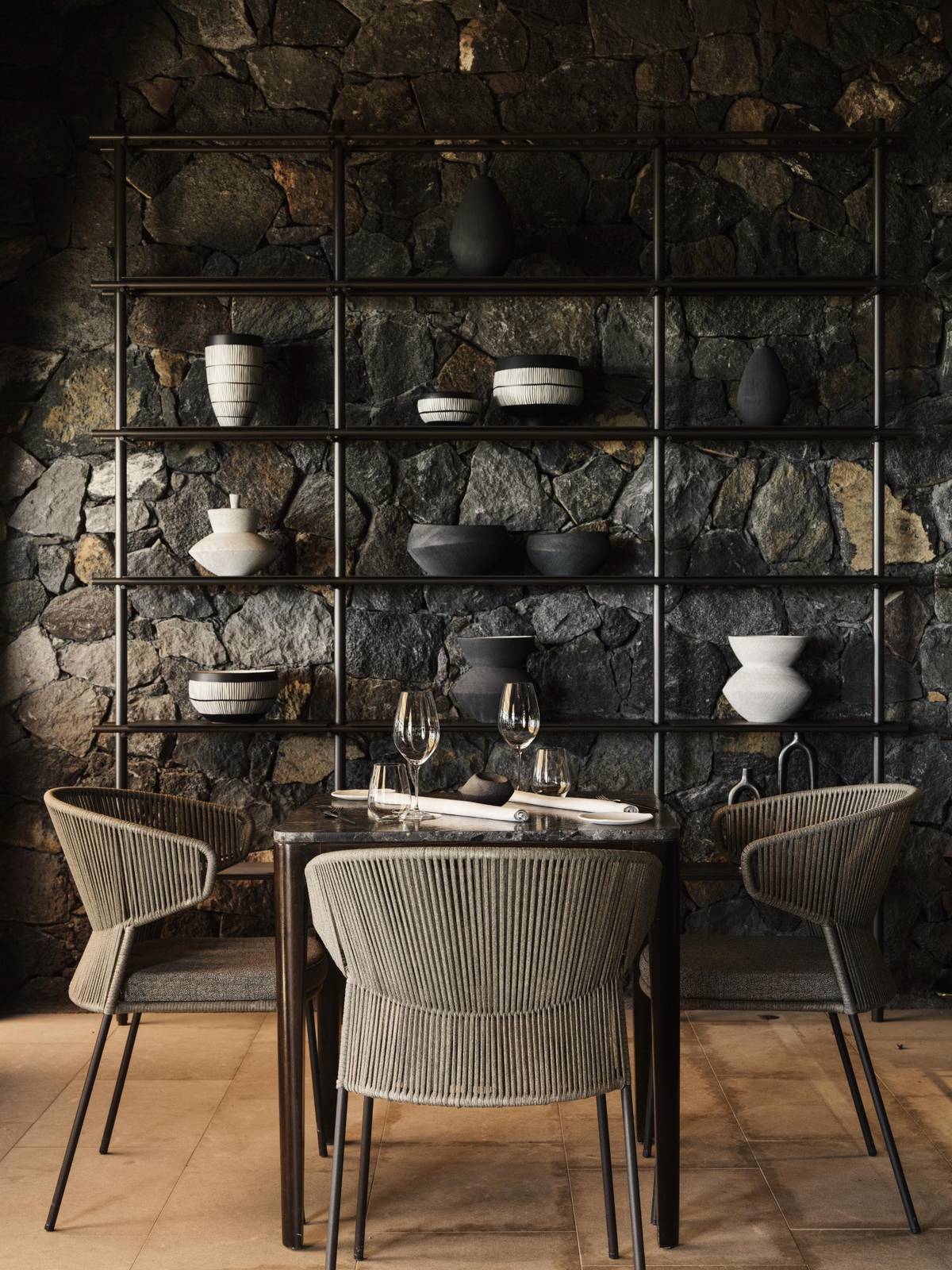 Canaves Epitome Elements 餐廳火山岩牆前的餐桌