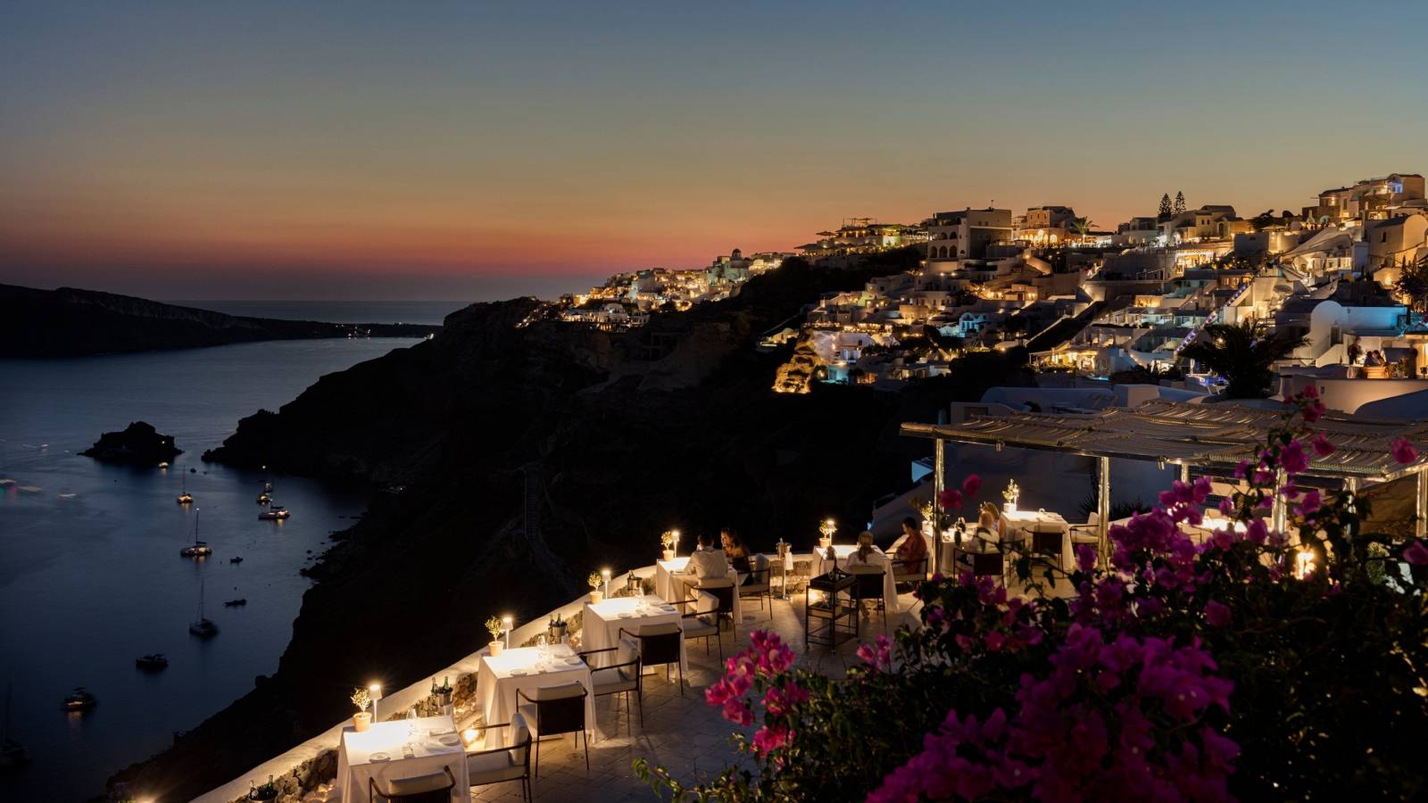 Canaves Oia Suites Petra Restaurant 黃昏時的伊亞崖邊餐桌