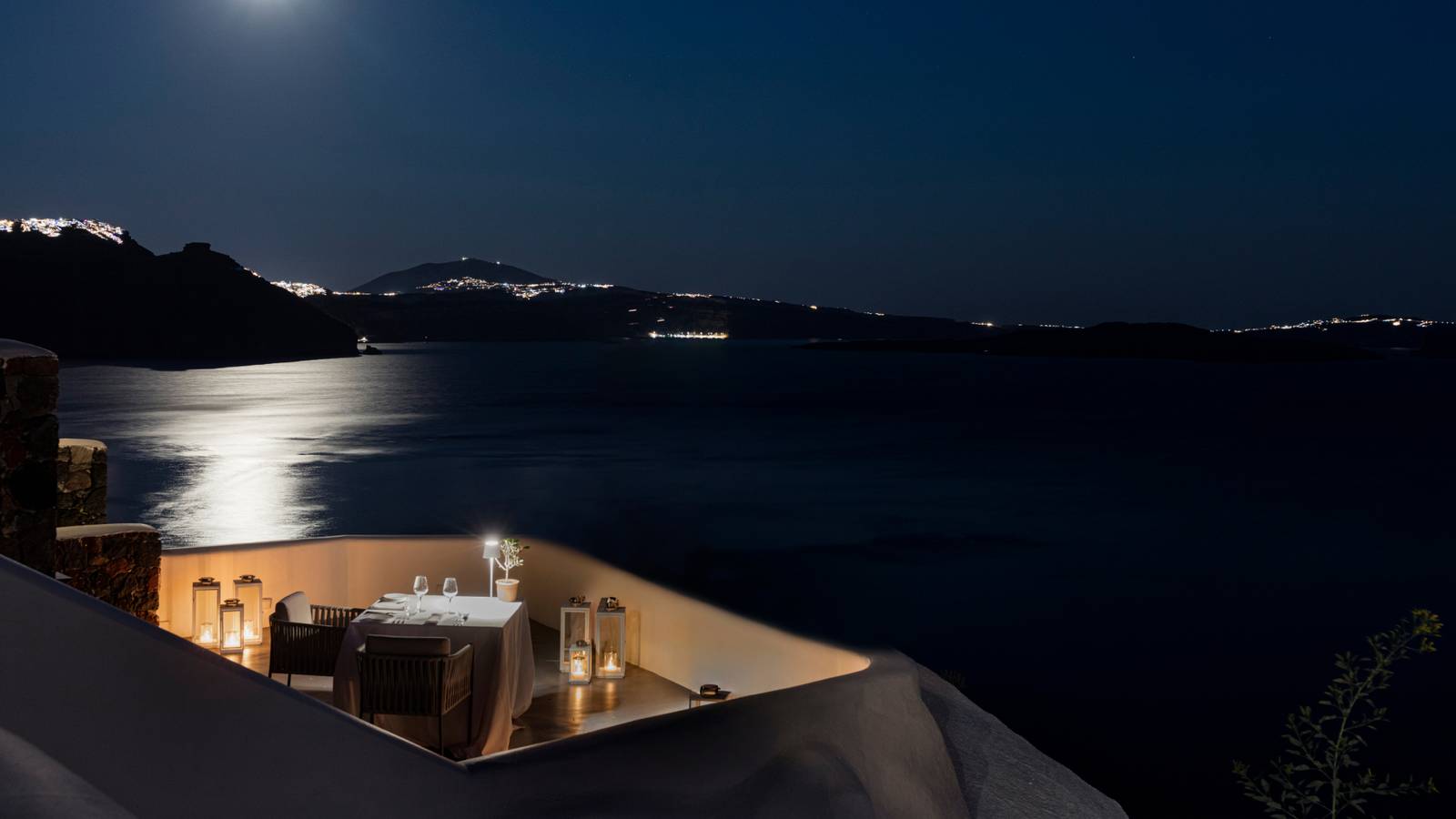 Canaves Oia Suites Panorama Balcony 月光下的私人露台餐桌