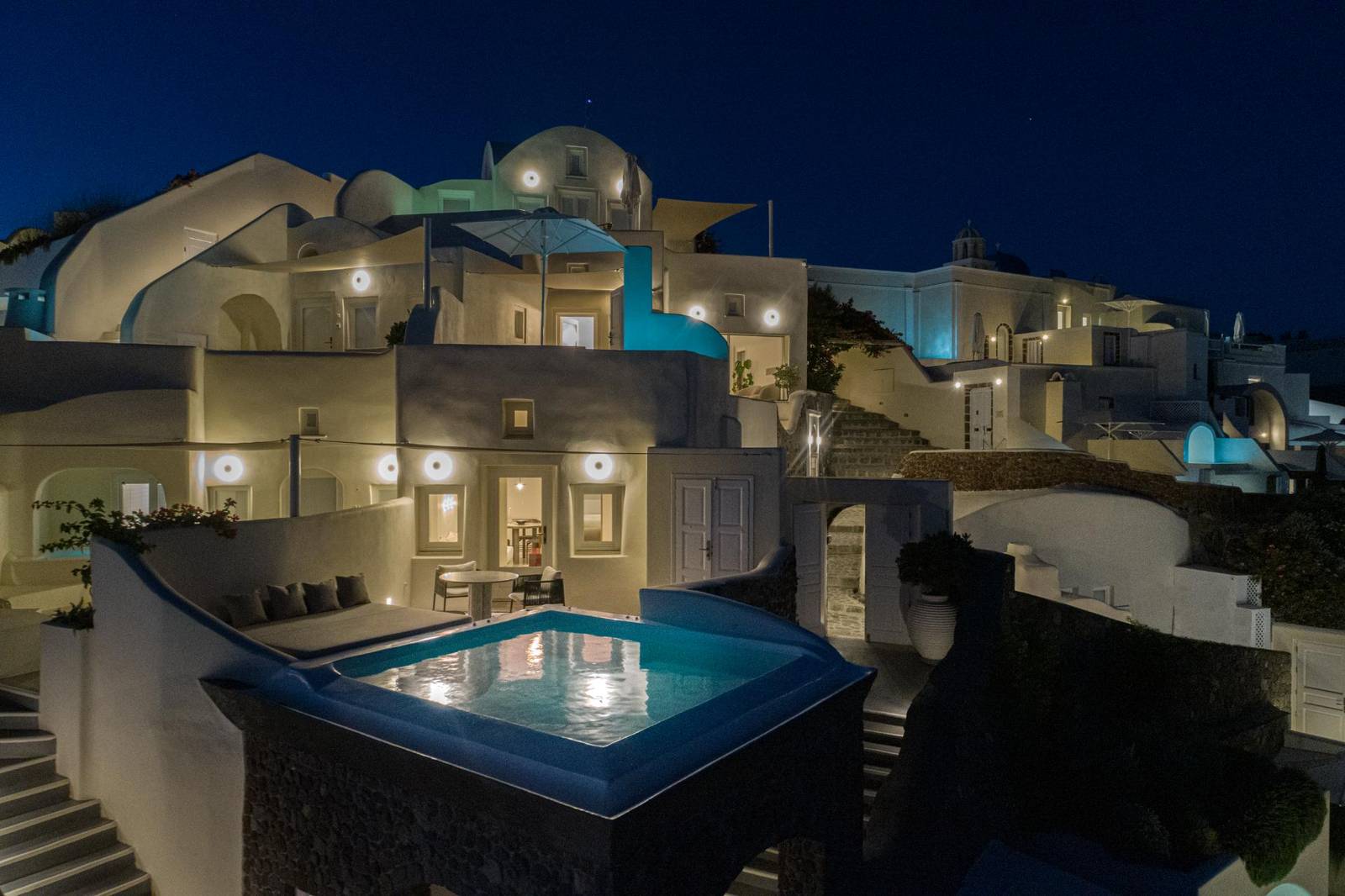 Canaves Oia Suites 夜晚點燈的崖壁套房與私人泳池