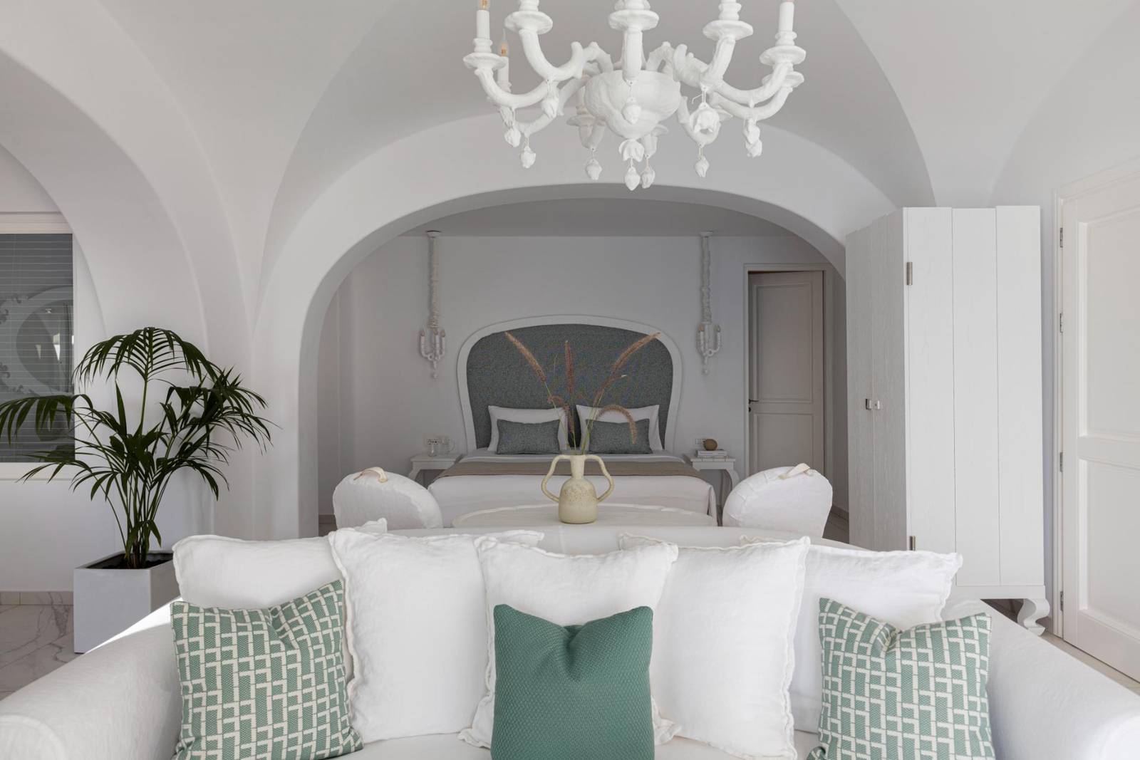 Canaves Oia Suites Royal Pool Suite 拱頂起居室