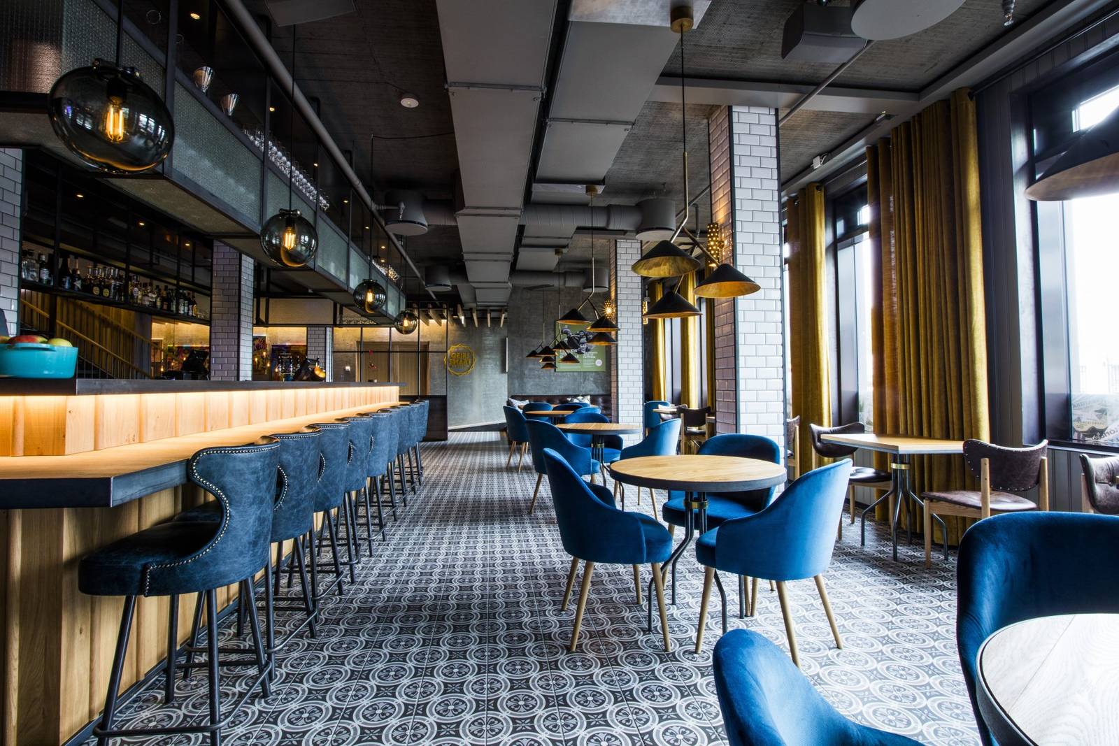 Geiri Smart 餐廳吧台與用餐區