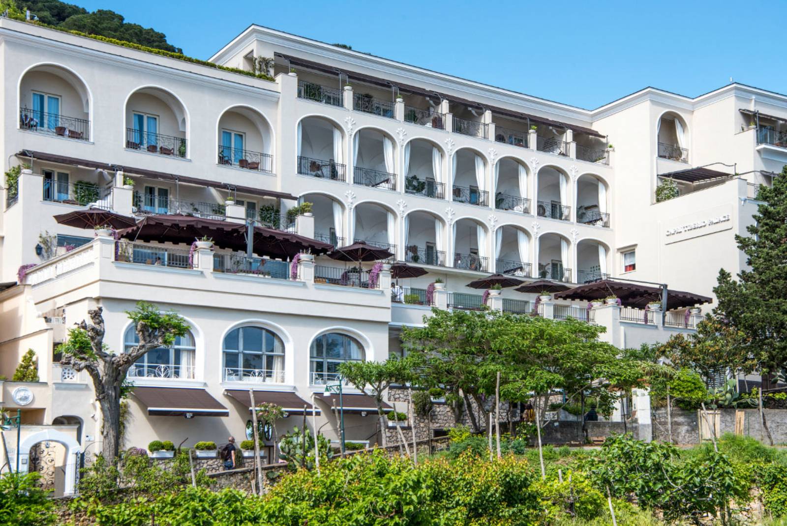 卡布里 Capri Tiberio Palace 白色建築立面與花園