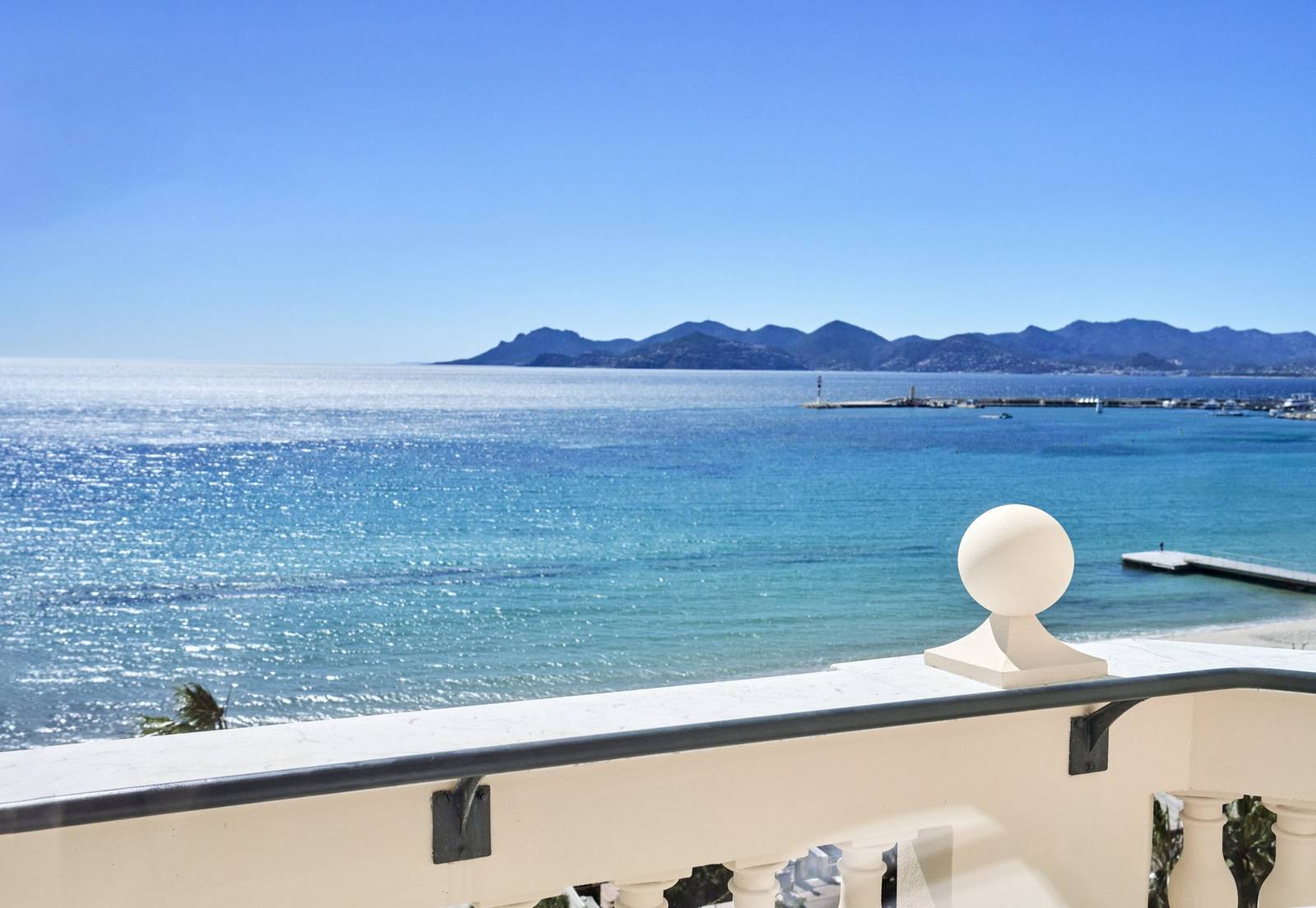 從坎城 Carlton Cannes 望向海灣與 Esterel 山