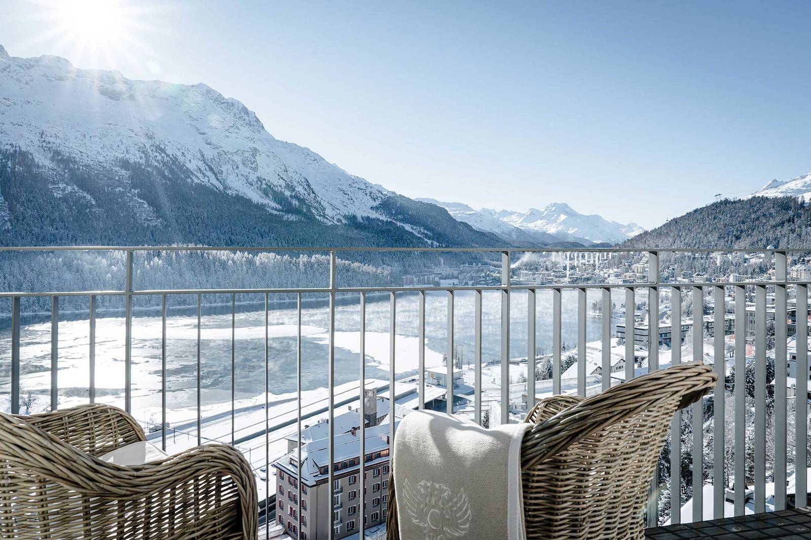 Carlton Hotel 客房陽台望向聖莫里茲湖與雪山
