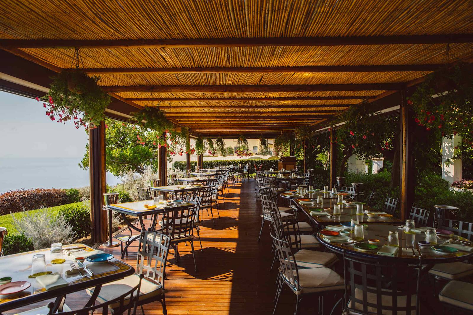 Caruso Grill 泳池畔棚架餐廳