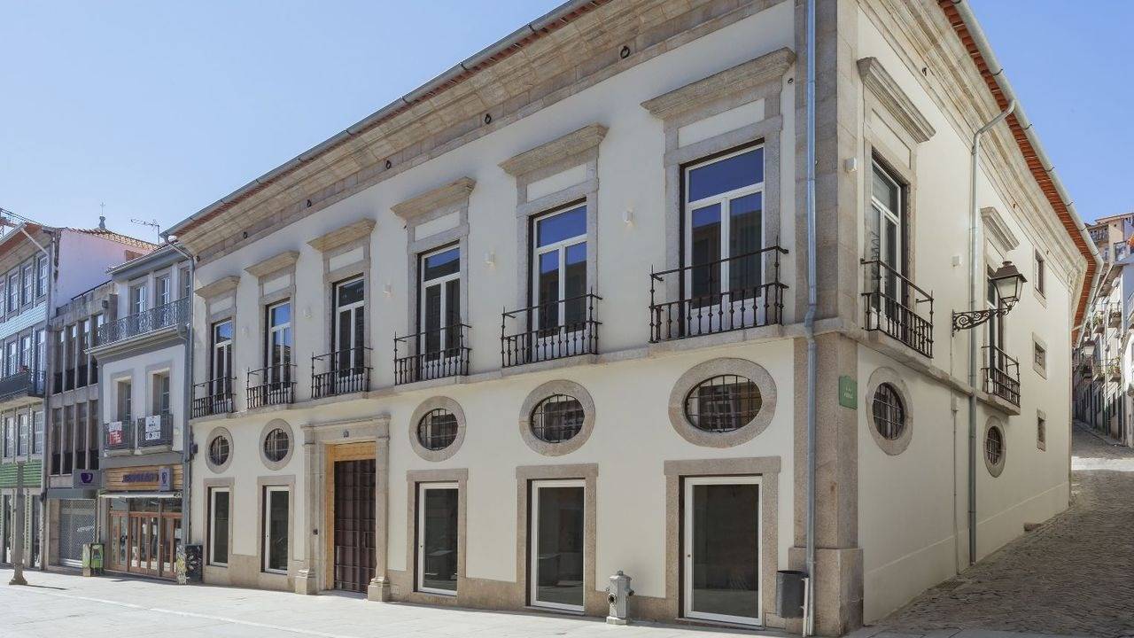 波爾圖 Casa da Companhia 位在 Rua das Flores 的石砌宅邸外觀