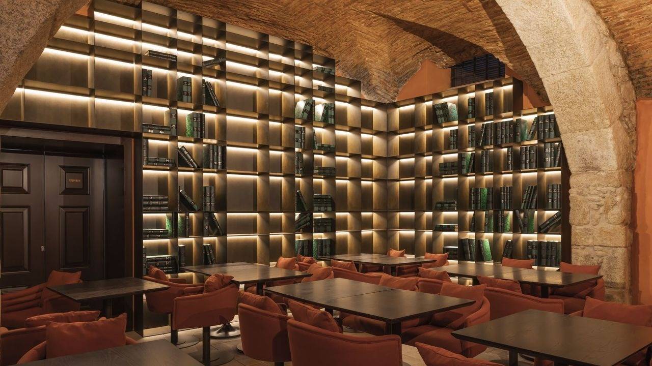 波爾圖 Casa da Companhia 石砌拱頂下的書牆餐廳