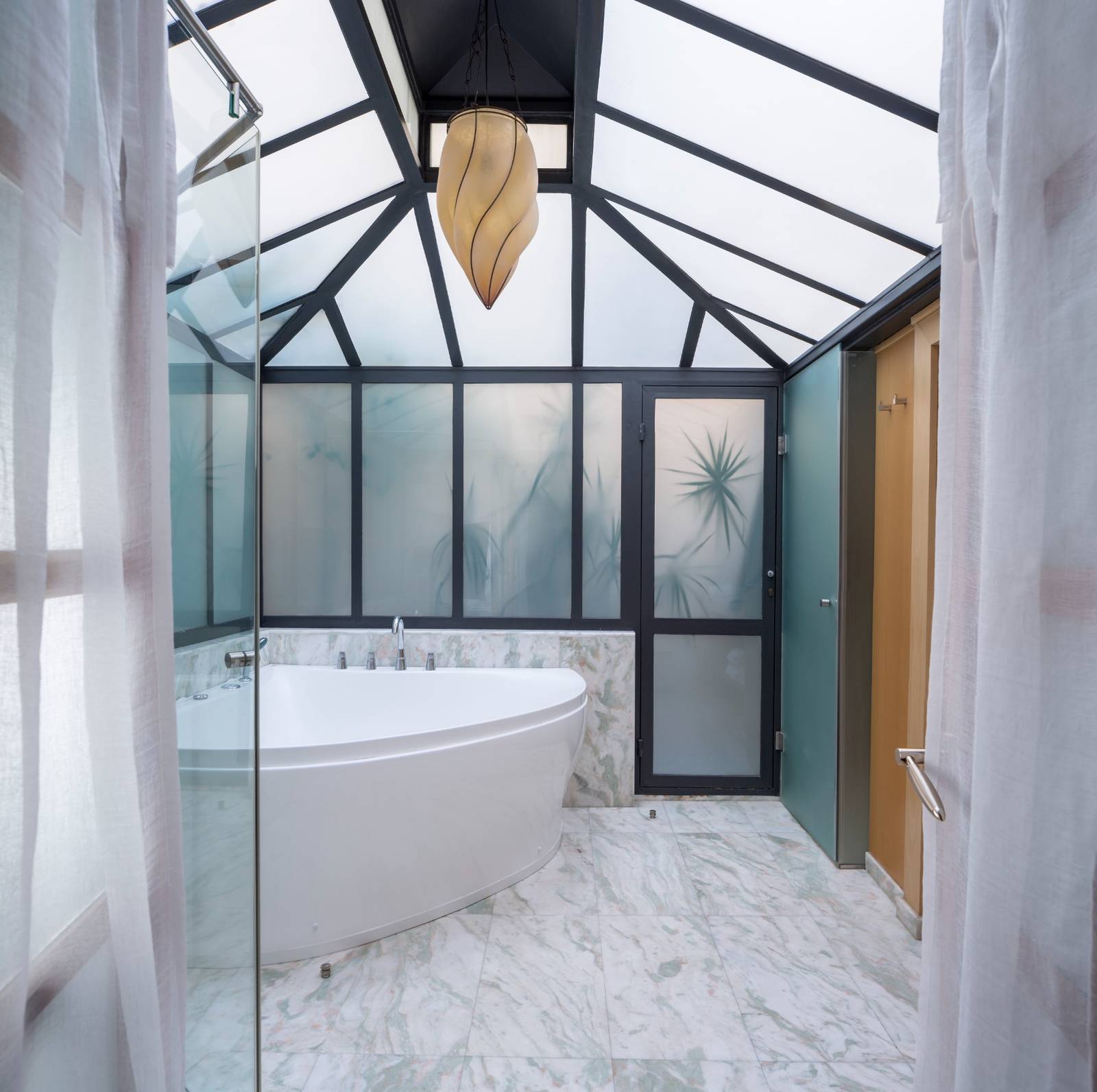 干尼亞 Casa Delfino Romantic Suite 玻璃屋浴室與按摩浴缸