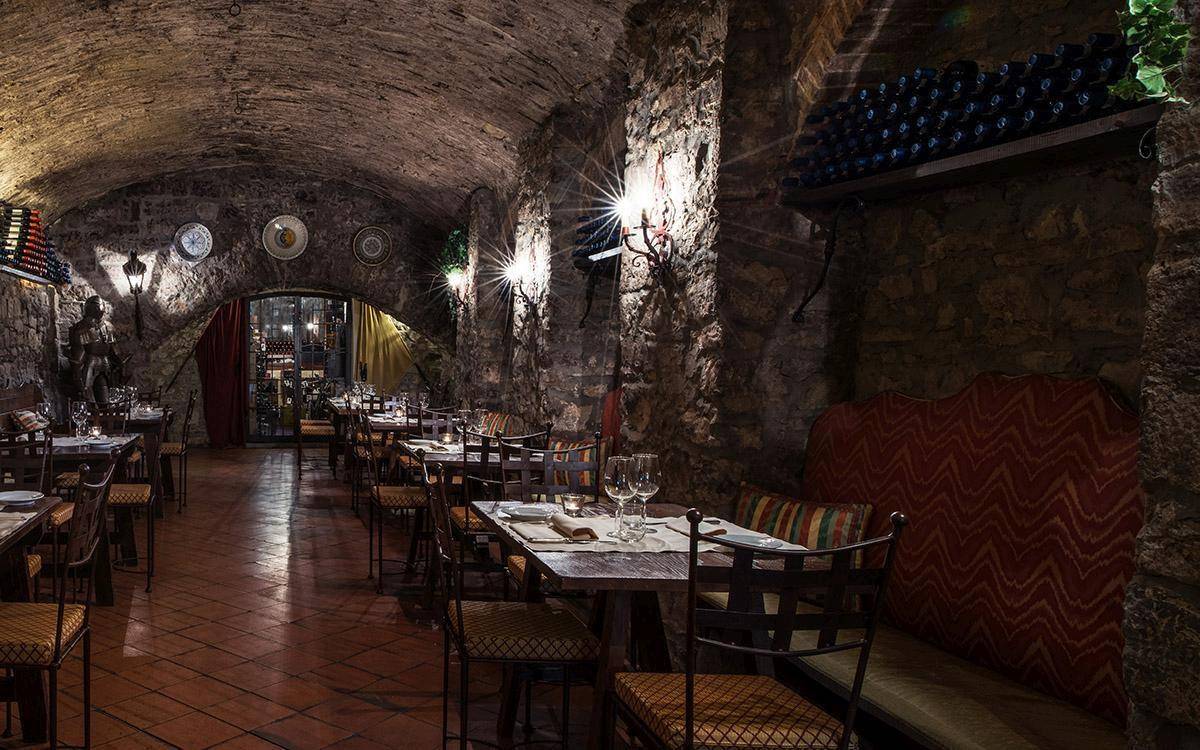 Castello di Spaltenna 石砌拱頂酒窖餐室