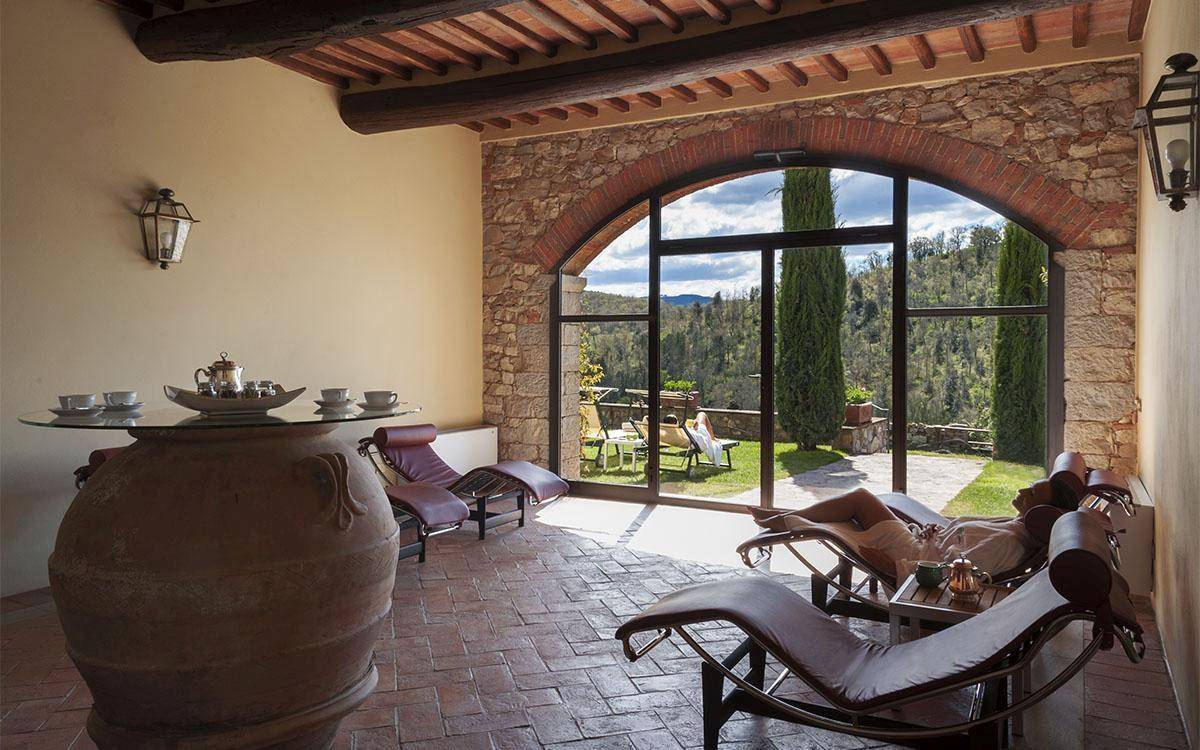 Castello di Spaltenna Spa 休憩室與拱窗