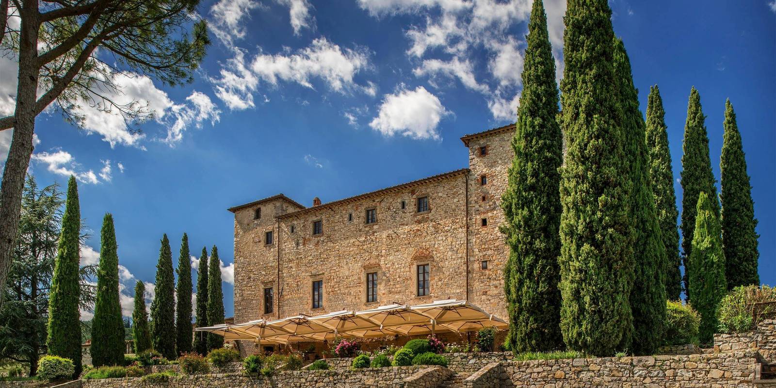 Castello di Spaltenna 石砌城堡外觀與柏樹