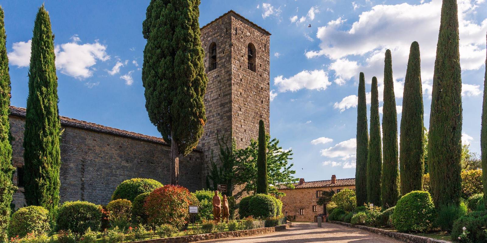 Castello di Spaltenna 城堡鐘樓與柏樹步道
