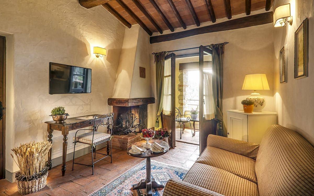 Castello di Spaltenna Terrace Suite 壁爐起居室