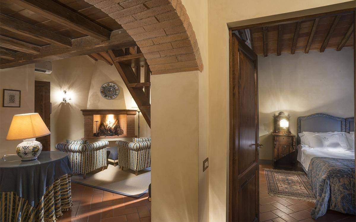 Castello di Spaltenna Exclusive Suite 拱門與臥室