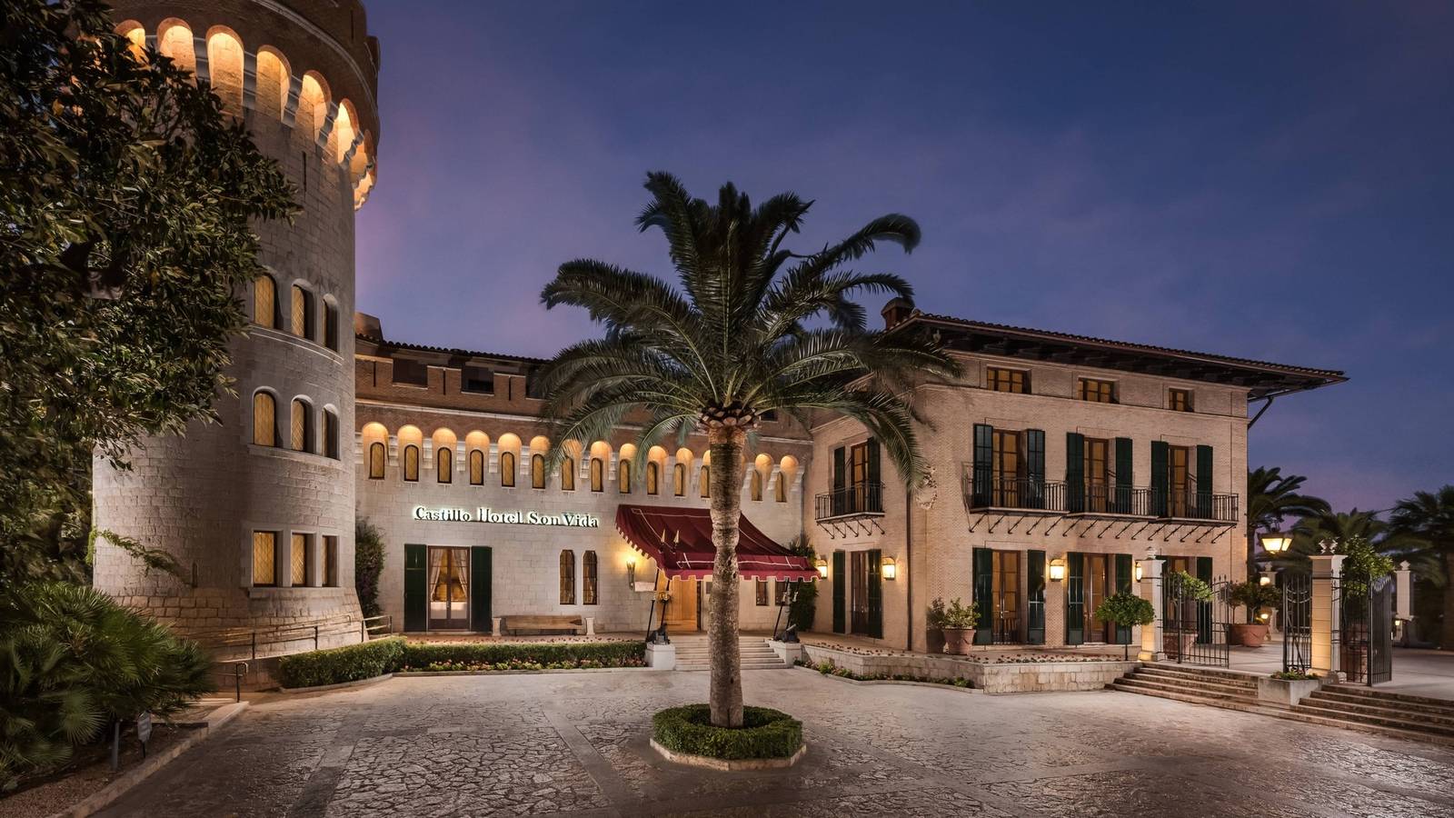 Castillo Hotel Son Vida 城堡正面與入口廣場夜景