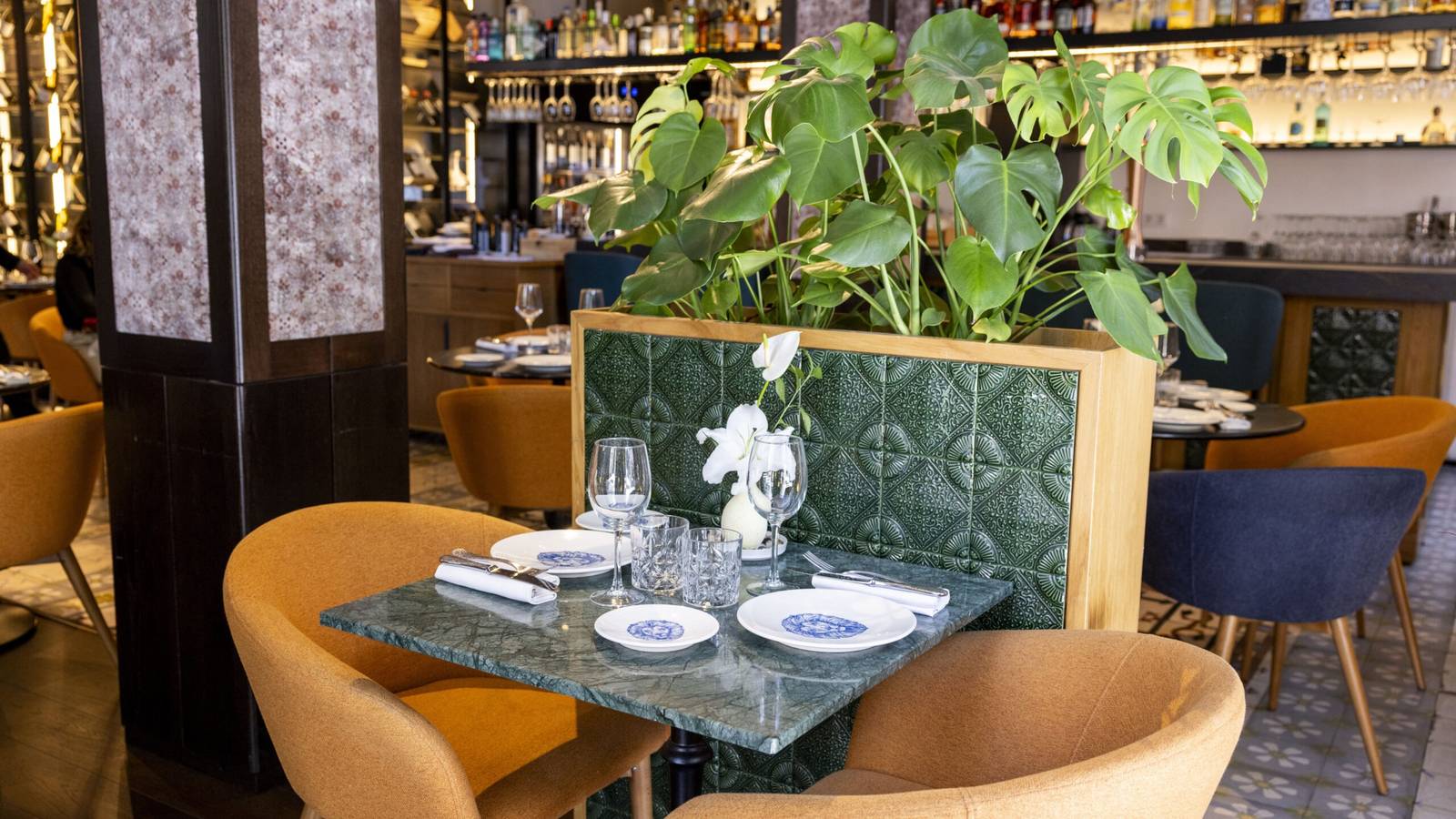 塞維亞 Cavalta Boutique Hotel 餐廳綠植旁的餐桌