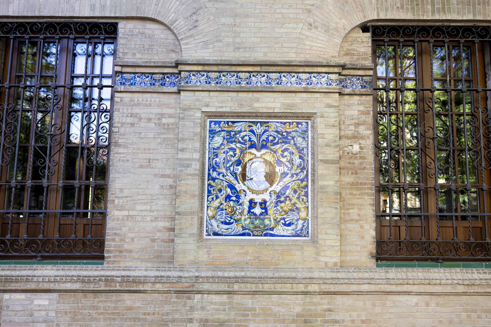 塞維亞 Cavalta Boutique Hotel 1924 年建築的磚牆、鐵窗與彩繪瓷磚