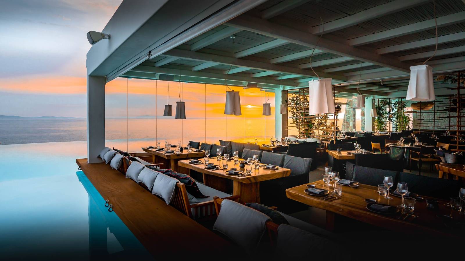 Cavo Tagoo 夕陽下的海景用餐區