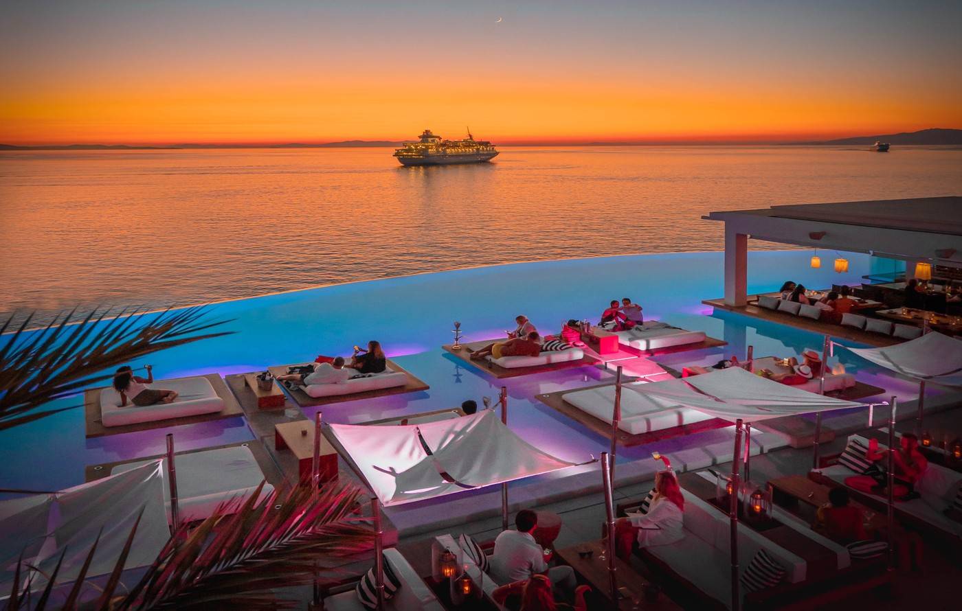 Cavo Tagoo Pool & Lounge 傍晚的酒廊時光