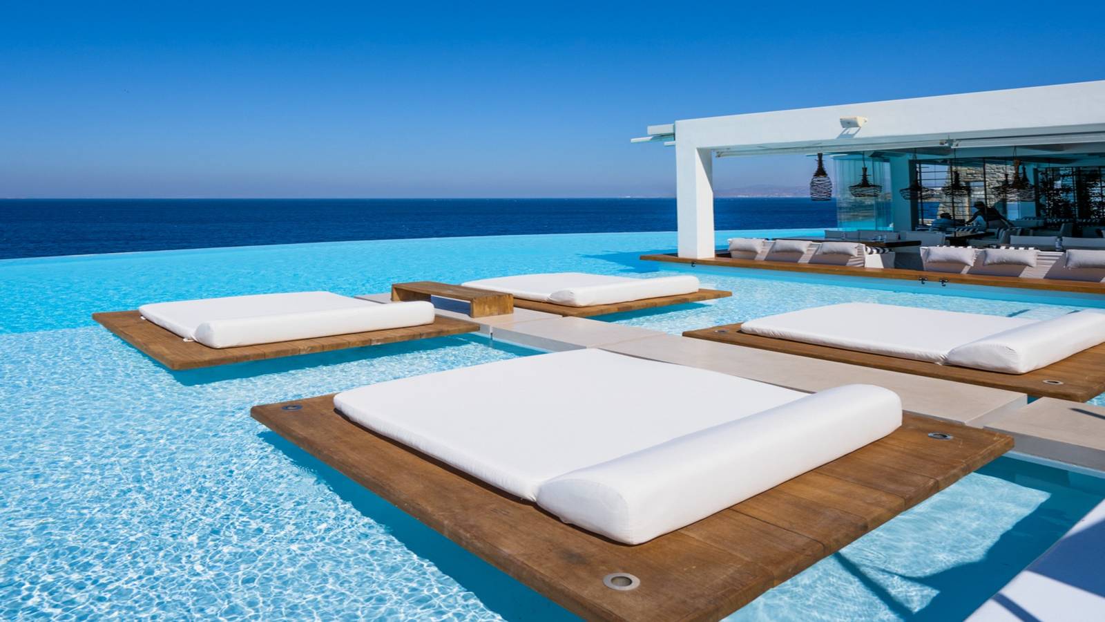 Cavo Tagoo Pool & Lounge 無邊際泳池上的漂浮躺床
