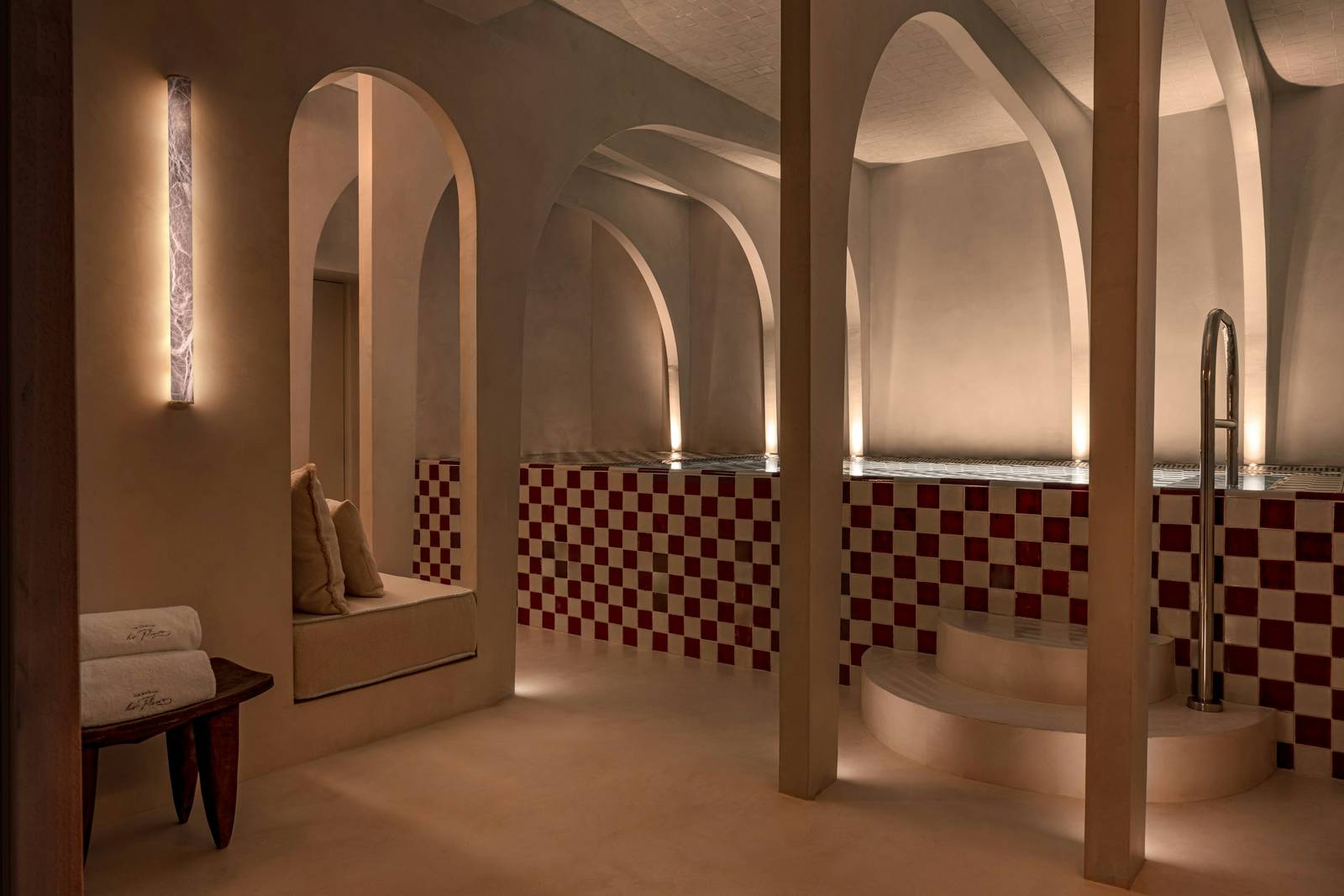 Château des Fleurs Omnisens Spa 拱廊與浸泡池