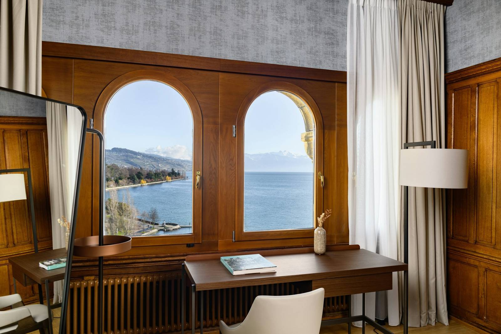 洛桑 Château d'Ouchy Riviera Suite 拱窗書桌與湖景