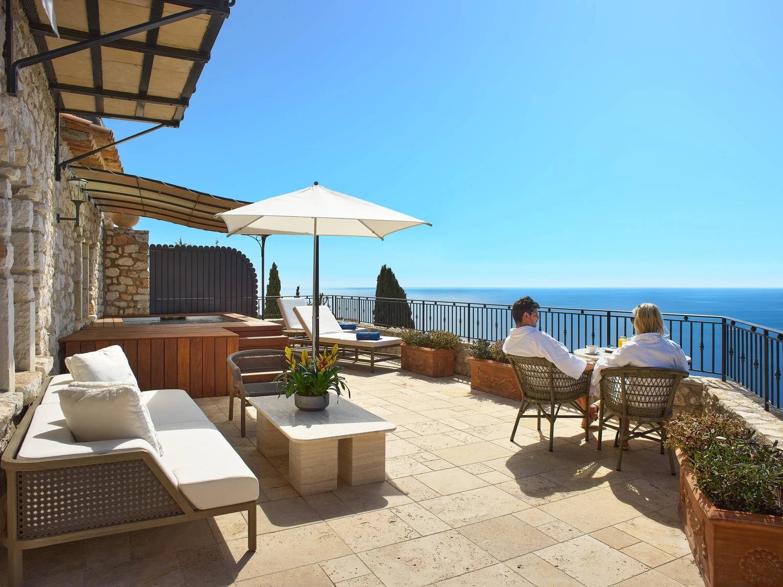 Château Eza 總統套房海景露台與戶外按摩池