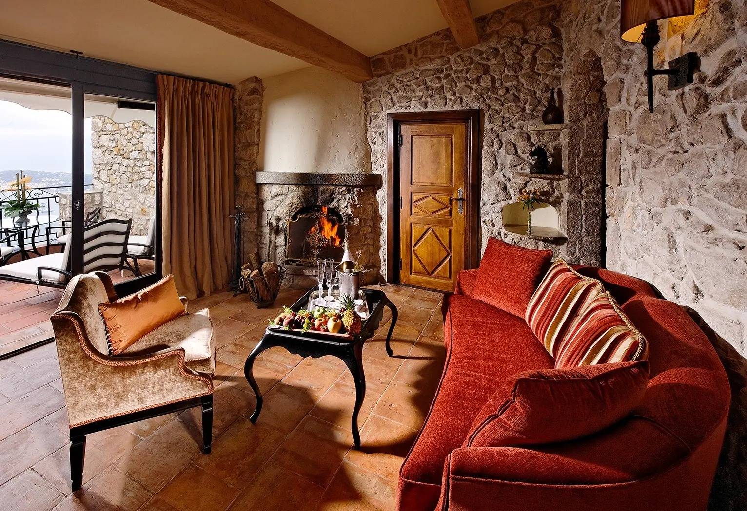 Château Eza 石牆壁爐套房客廳