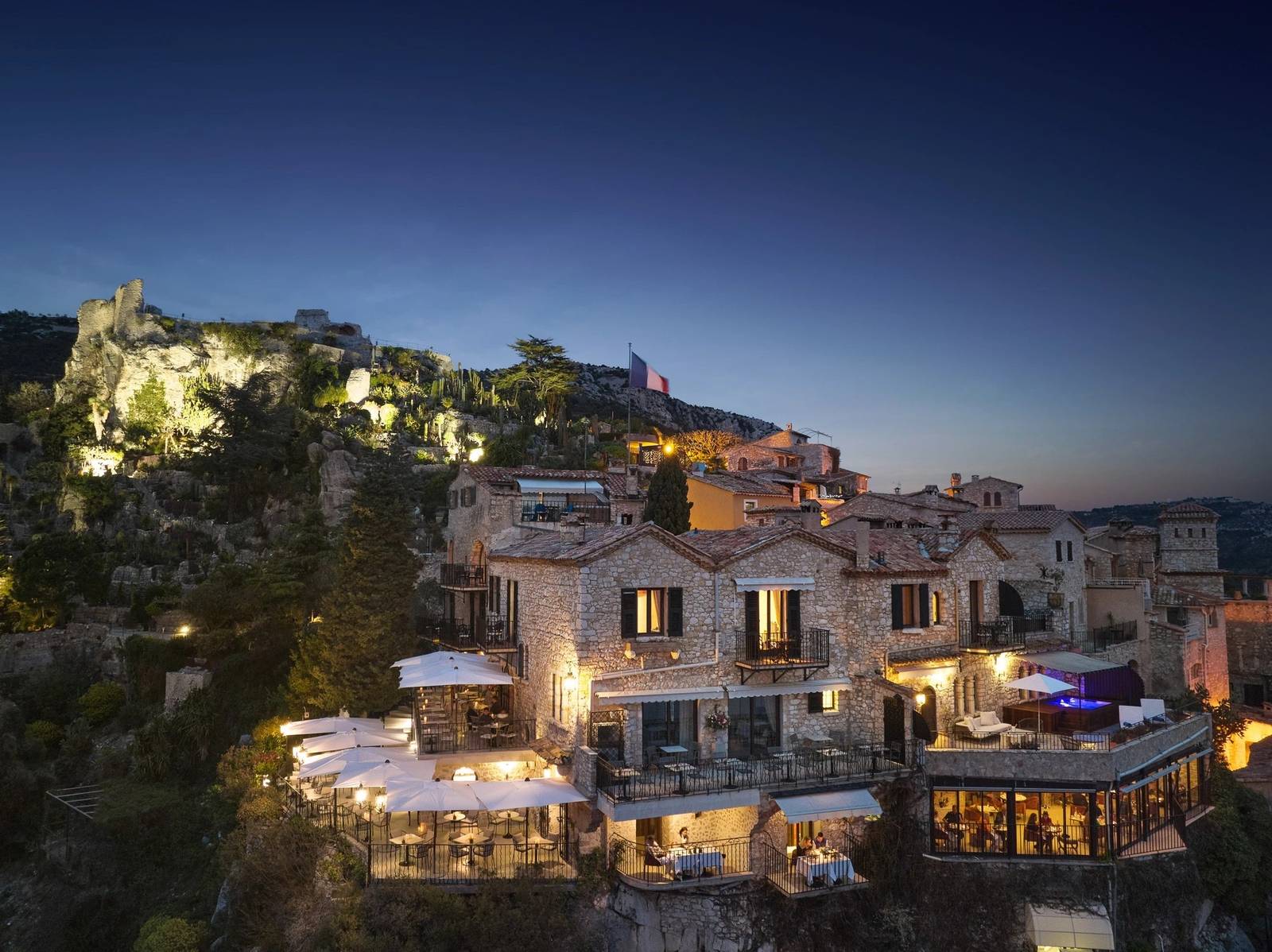 Château Eza 懸崖上的石砌建築與露台夜景