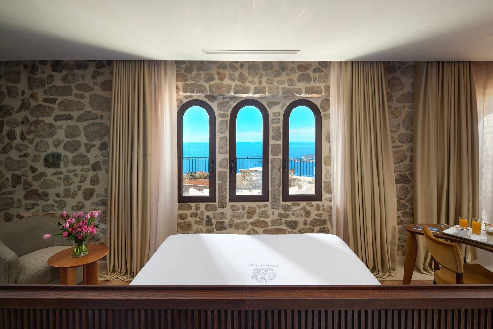 Château Eza 石牆與拱窗海景客房