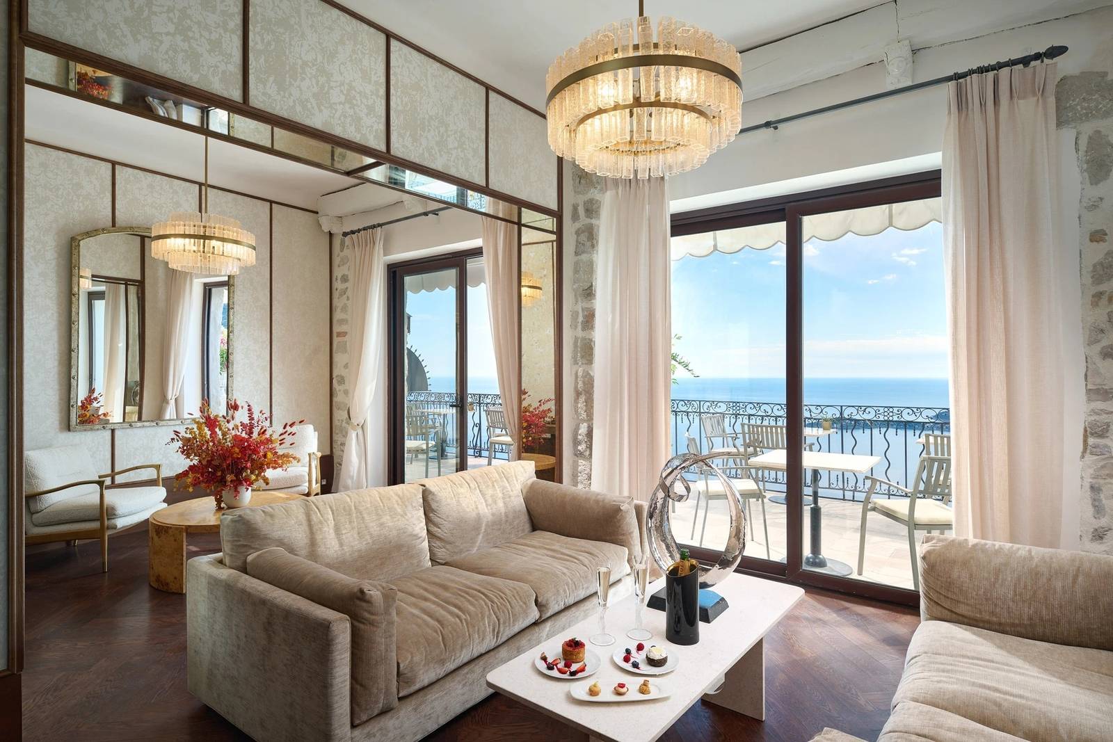 Château Eza 海景套房起居室