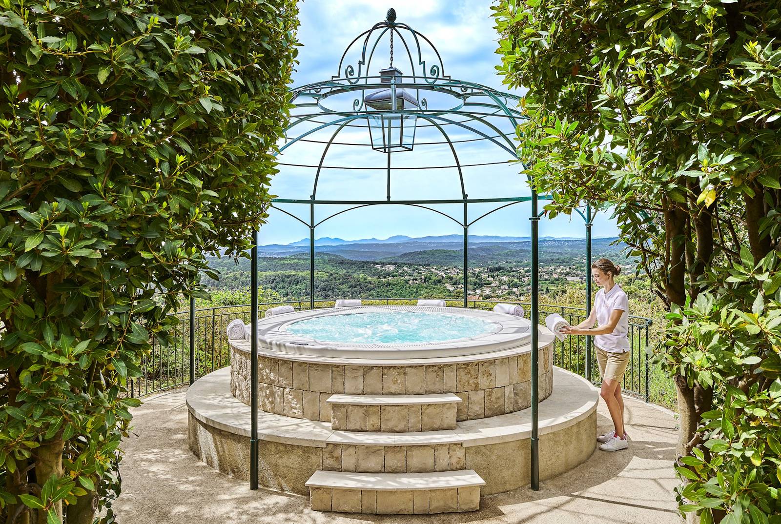 旺斯 Château Saint-Martin & Spa 涼亭下的戶外按摩池