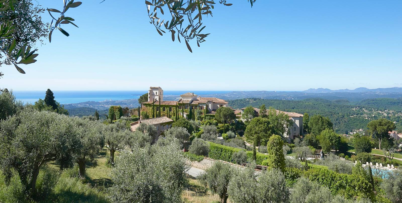 旺斯山丘上的 Château Saint-Martin & Spa 與遠方地中海