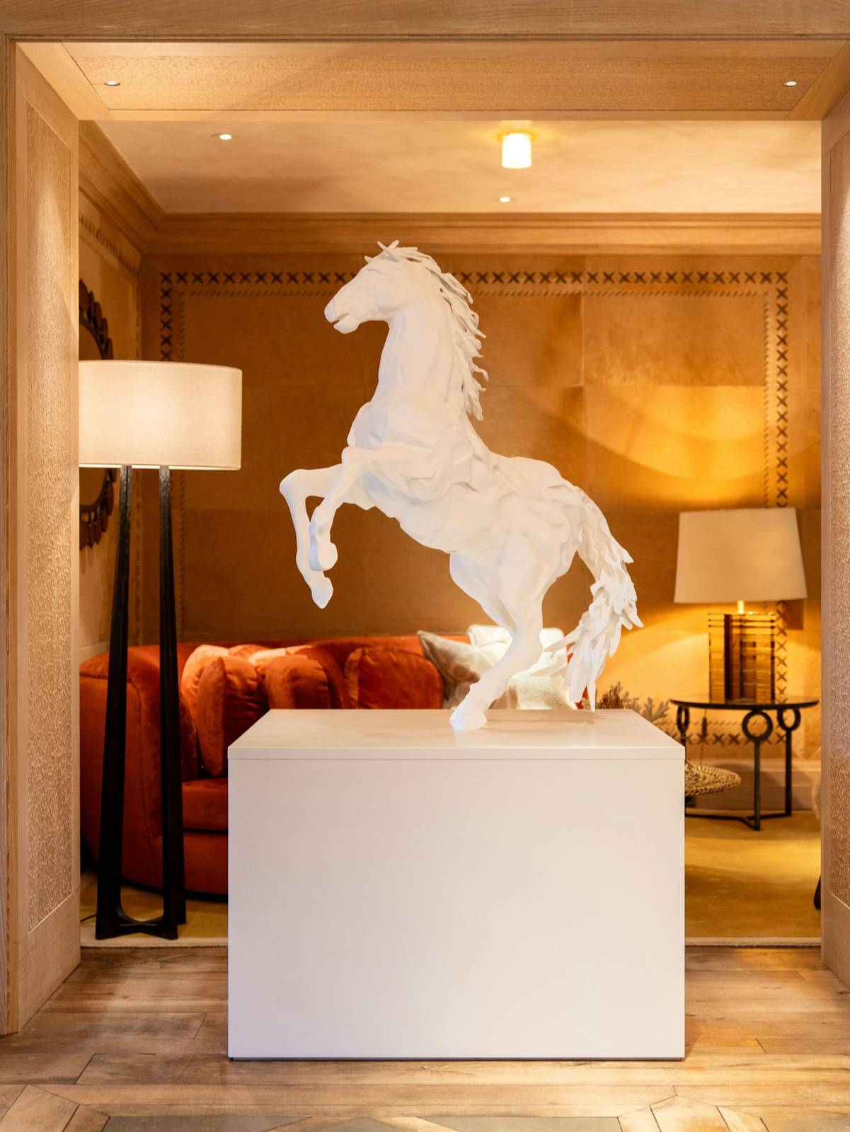 Cheval Blanc Courchevel 入口大廳白馬雕塑