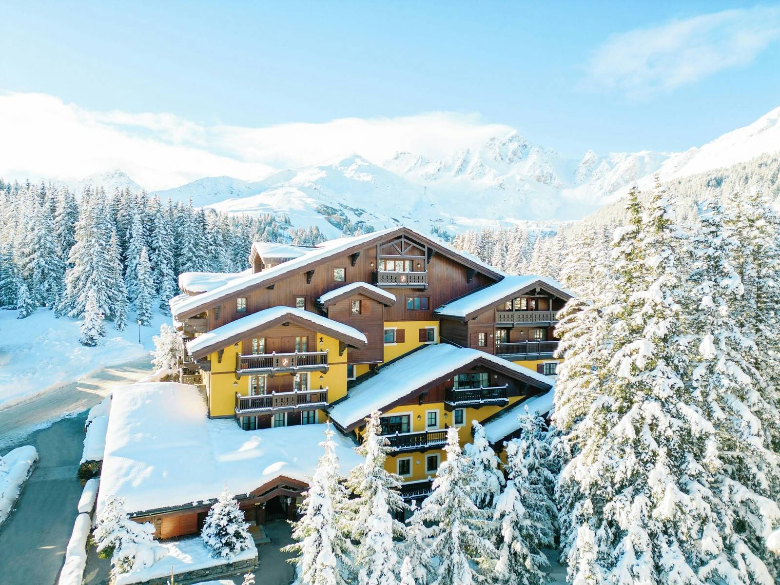 Cheval Blanc Courchevel 雪中的木造建築與冷杉林