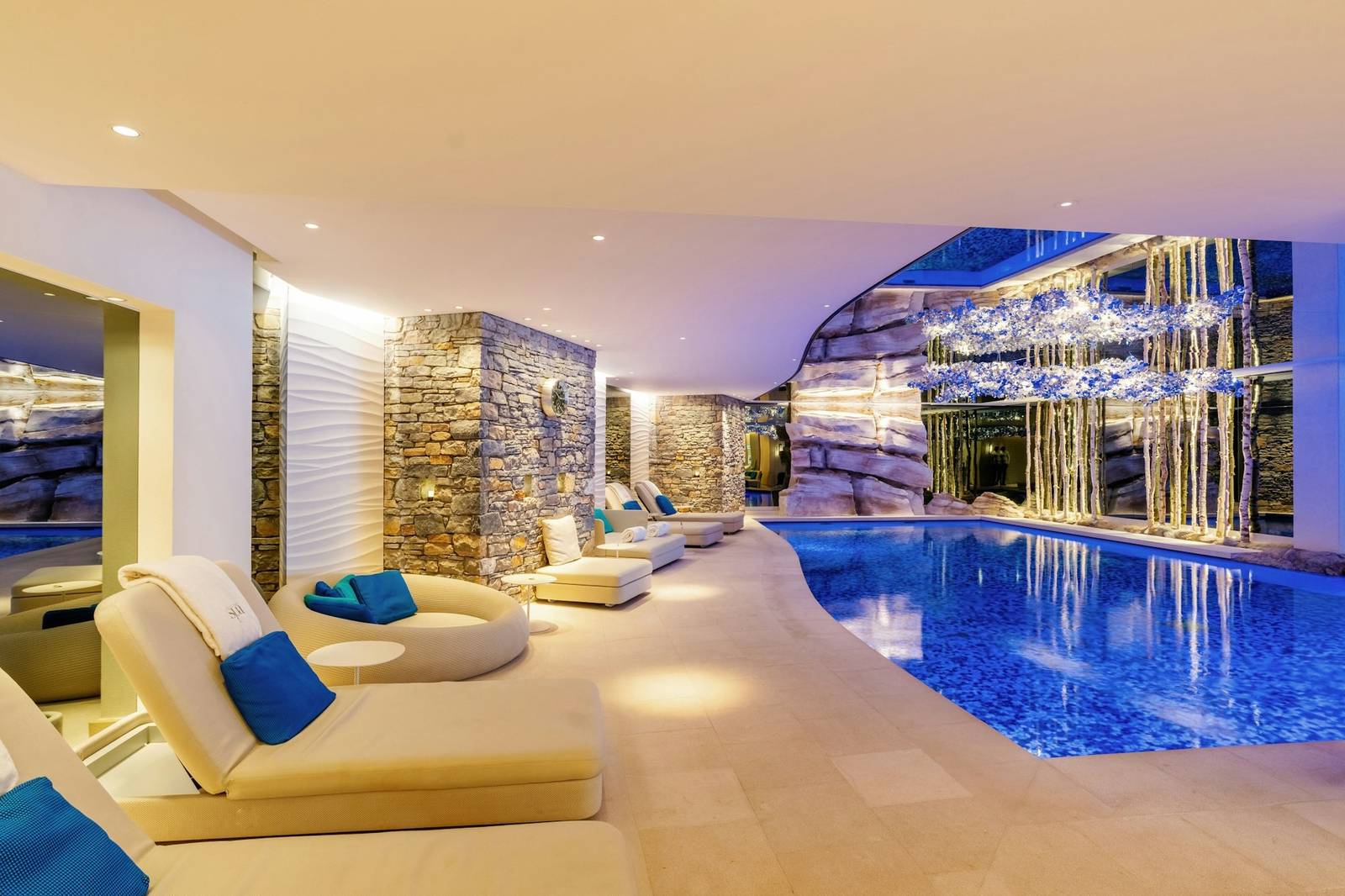 Cheval Blanc Courchevel Spa 室內泳池與躺椅區