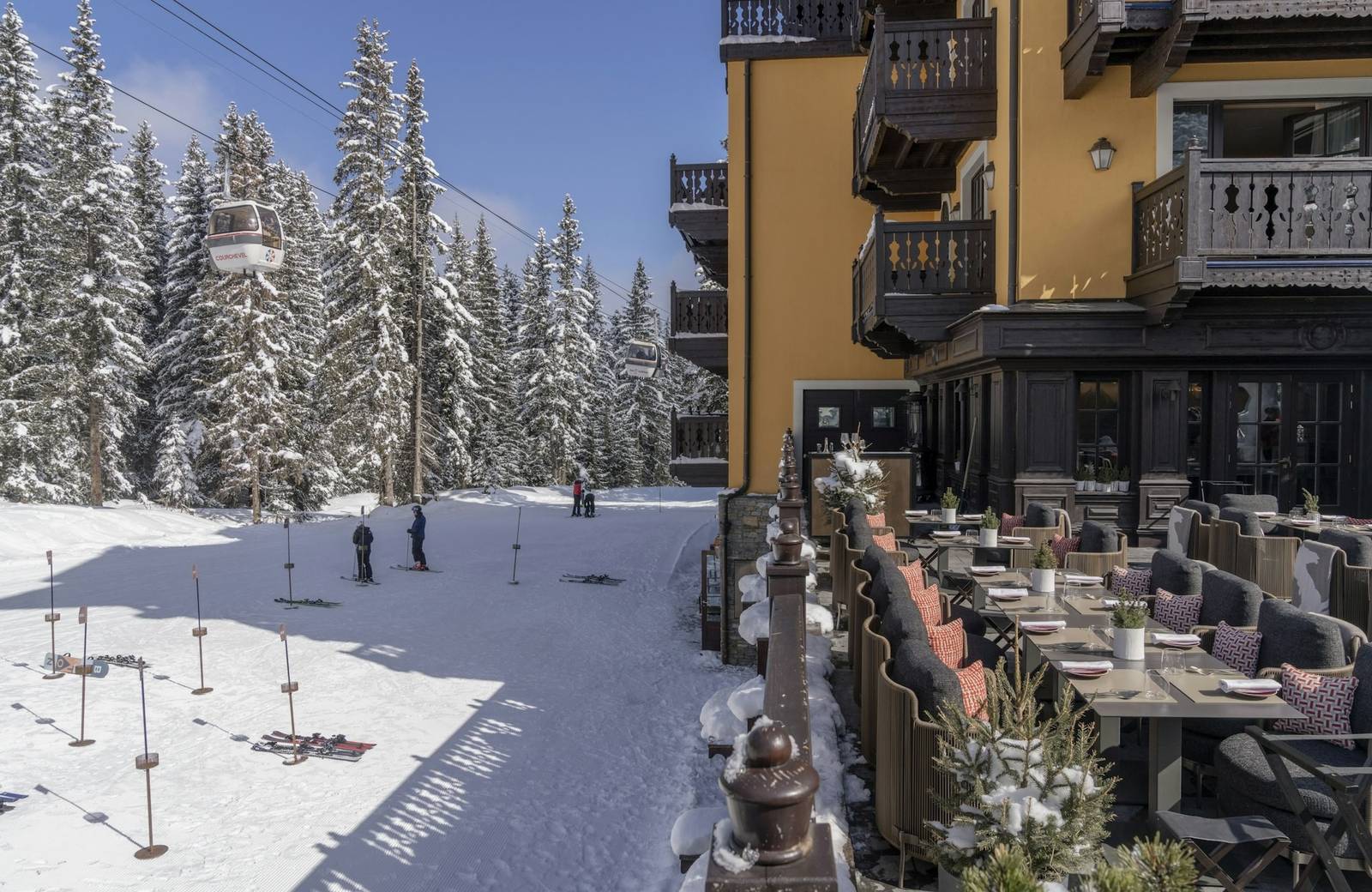 Cheval Blanc Courchevel La Terrasse 滑雪道旁的露台座位