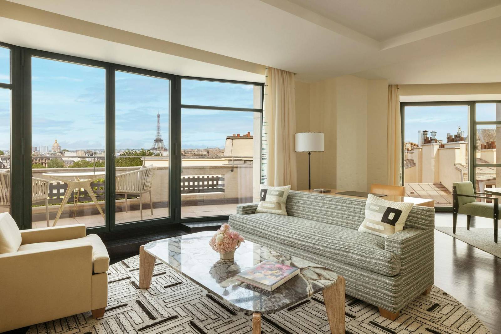 巴黎白馬酒店 Eiffel Suite 起居室與艾菲爾鐵塔景