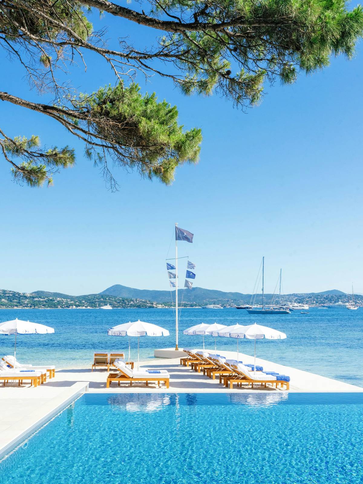 Cheval Blanc St-Tropez 臨海泳池與躺椅