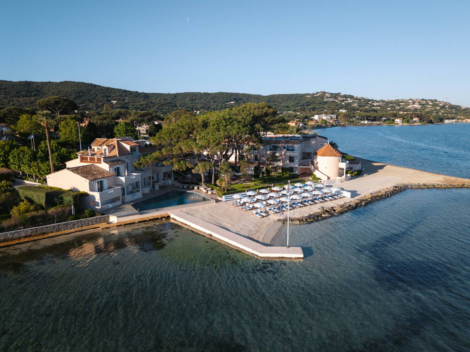 聖特羅佩 Cheval Blanc St-Tropez 臨海而建的酒店與私人海灘空拍