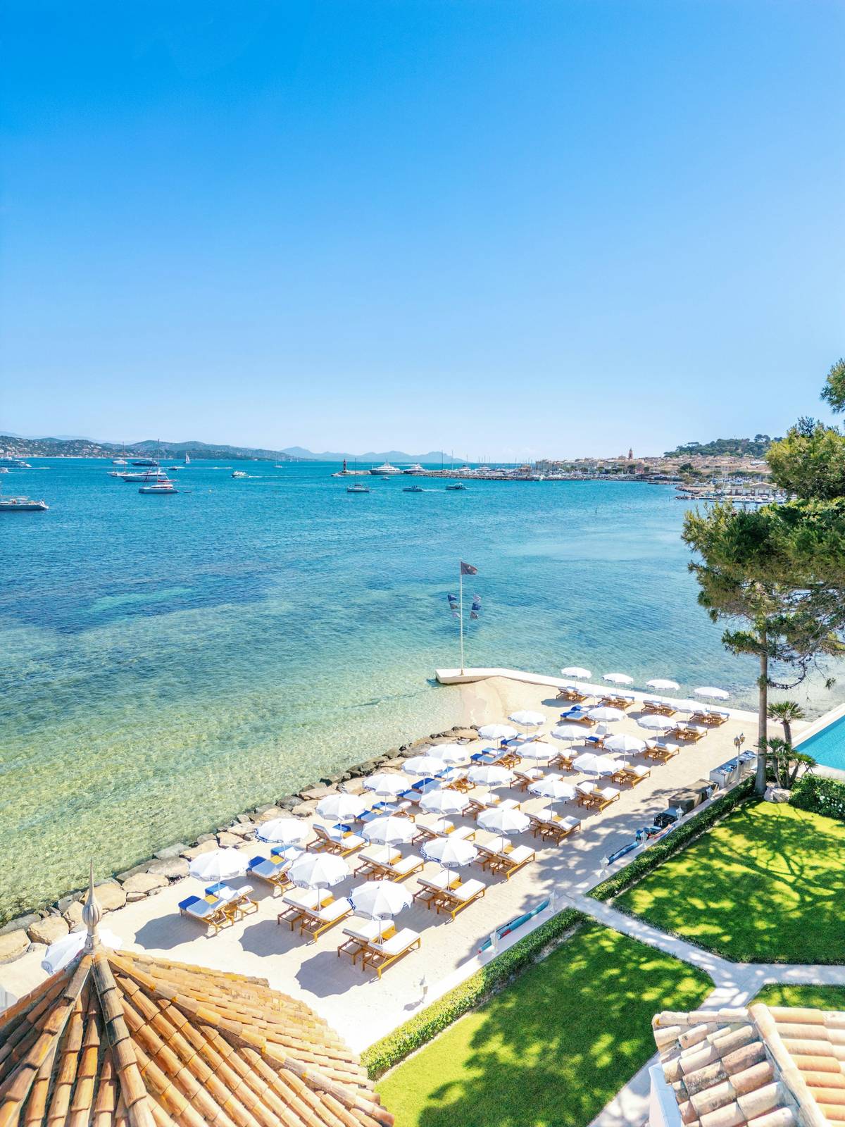 Cheval Blanc St-Tropez 私人海灘與遮陽傘空拍